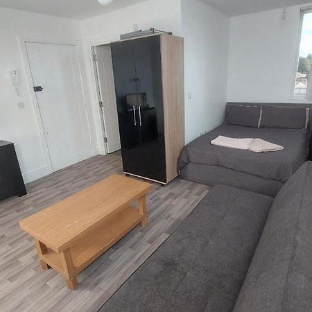 Spacious Studio Maidstone - Redecorated Oct 2023 Exterior photo